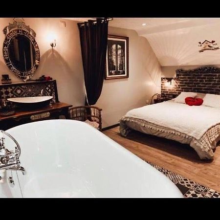 Appartement Romantique Parisien, Baignoire Retro Au Pied Du Lit Boulogne-sur-Mer Bagian luar foto