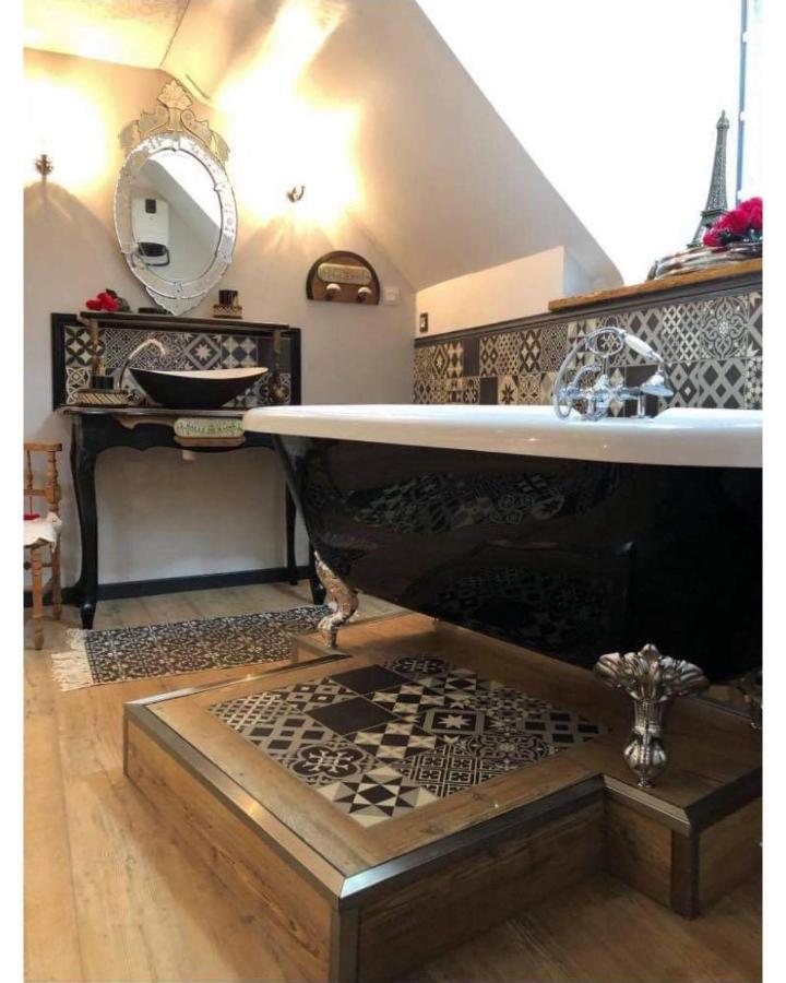 Appartement Romantique Parisien, Baignoire Retro Au Pied Du Lit Boulogne-sur-Mer Bagian luar foto